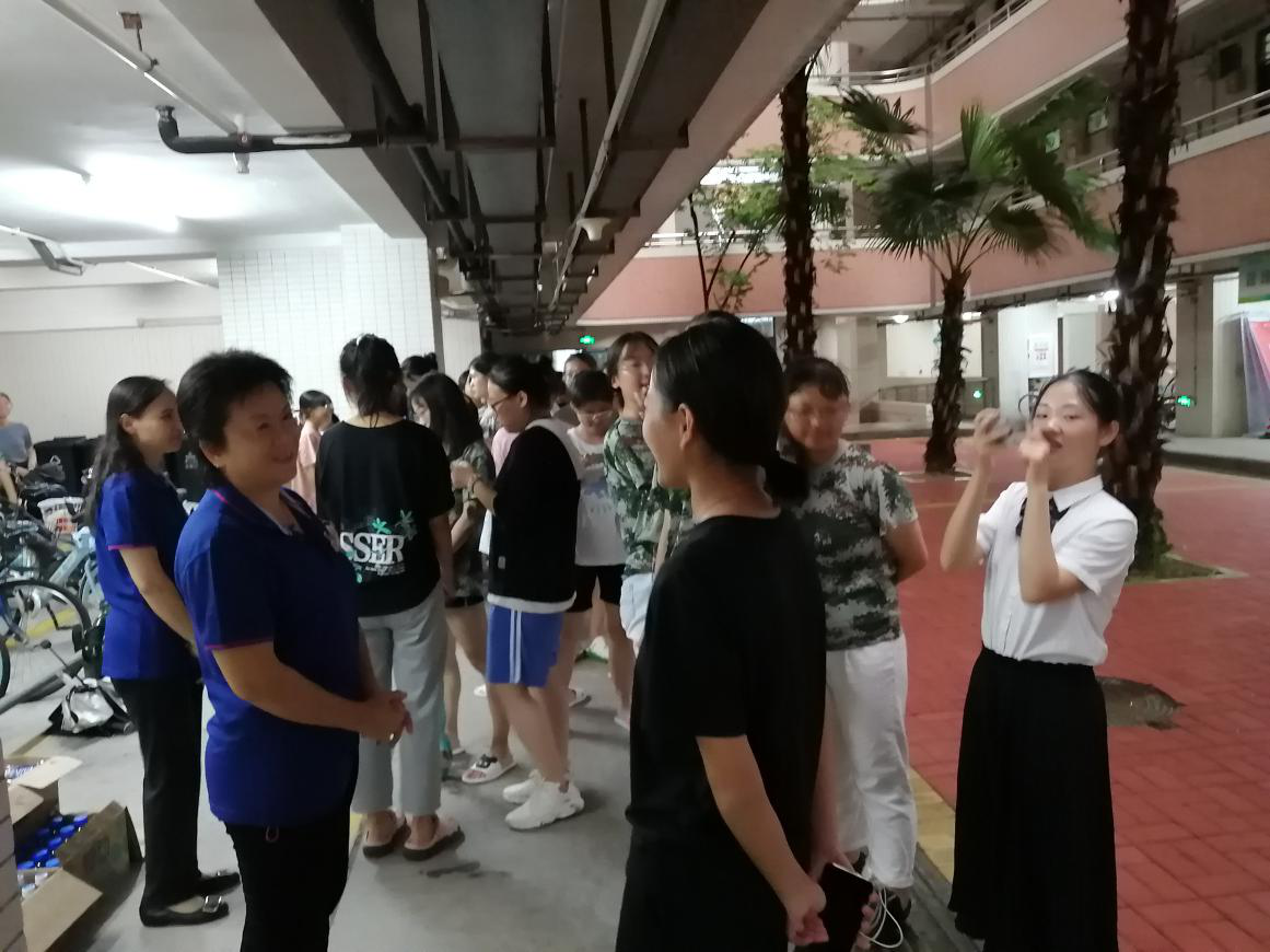 公司党委韩玲书记、王燕芳副书记与同学们亲切交谈